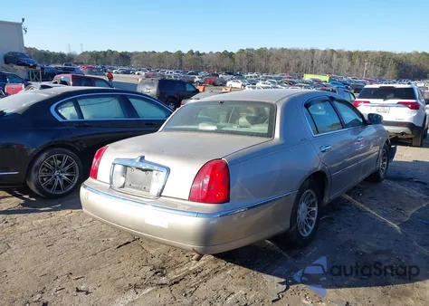 2000 Lincoln Town Car Signature z USA, uszkodzony, nr VIN 1LNHM82W1YY832463